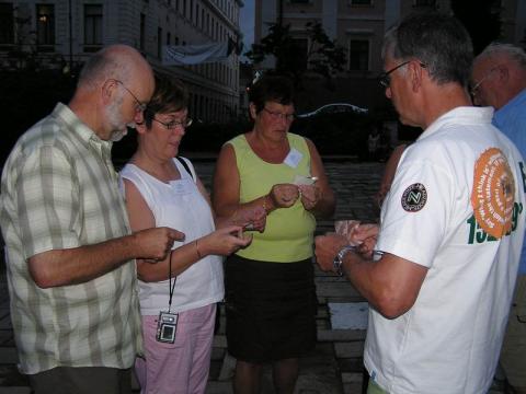 A 18. origami találkozó fő attrakciója - Hajtogatás a főtéren