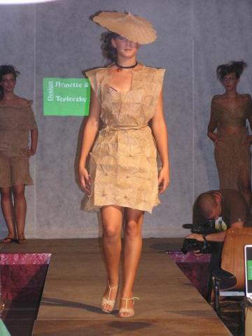 Divatbemutató a 18. találkozó megnyitóján