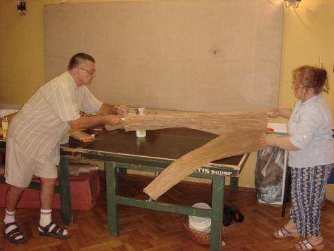 Készül a nadrág a divatbemutatóra