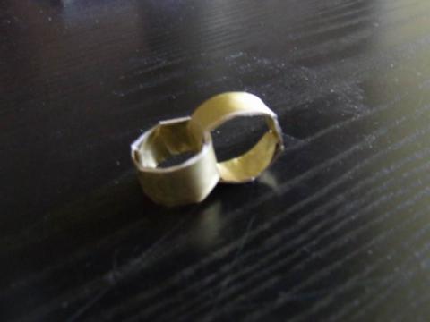 Két gyűrű egy papírból