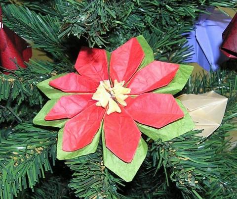 Mikulásvirág cigarettapapír-virág technikával