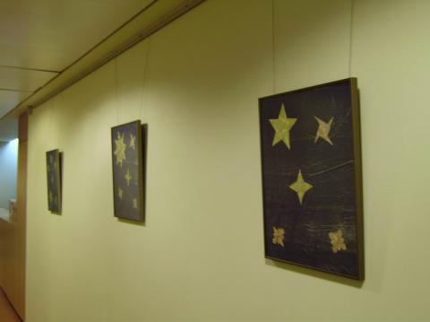 Faliképek csillagokkal