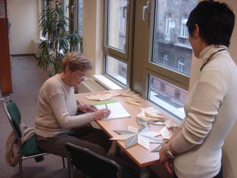 Karlóczai Marianne dedikálja az új könyvét