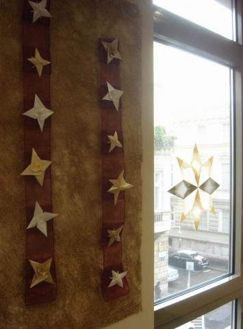 Csillagok a falon és az ablakon