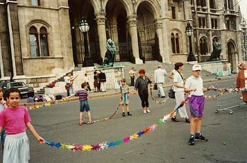 A parlament előtt